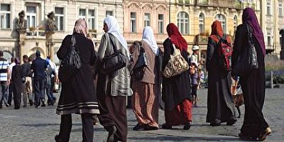 İslamofobiye rağmen Batı ülkelerinde İslam'a olan eğilim artıyor